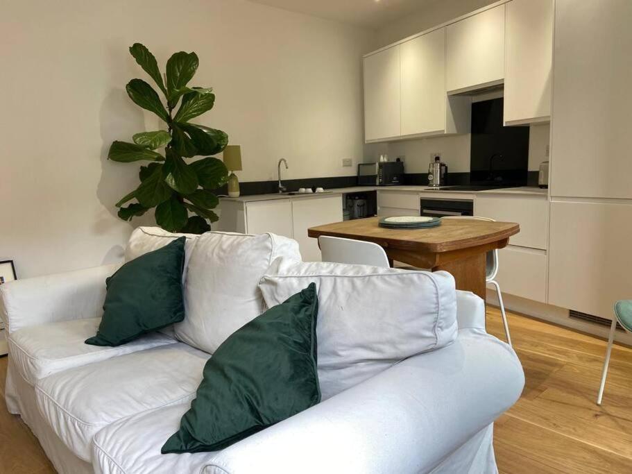 Poets Rest, Free Parking, Ev Socket Fees Apply Walk To Beach Brighton Екстериор снимка